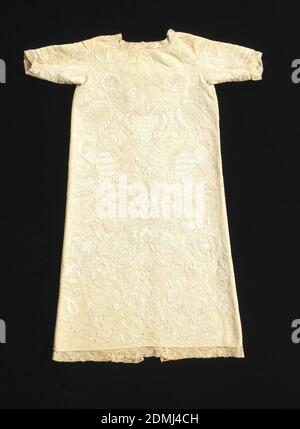 Robe d'enfant, Moyen: lin, coton technique: Broderie (satin, cordelette, dos, chevrons, travail posé, corail, noeud, boutonnière, et chaînes détachées), robe ou manteau coupé sans plénitude. Ouverture du cou au bas et manches longues. Le tissu sergé Foundation 2 et 2 est presque recouvert de broderie de lin blanc (en satin, cordelette surmoulée, dos, chevrons, travail ponté, corail, noeud, boutonnière et points de chaîne détachés). Il est conçu pour des fleurs, des feuilles et des fruits et a travaillé solidement en points ornementaux. Dentelle Binche cousue dans le cou au bas des manches et de la robe., Angleterre, XVIIe siècle Banque D'Images