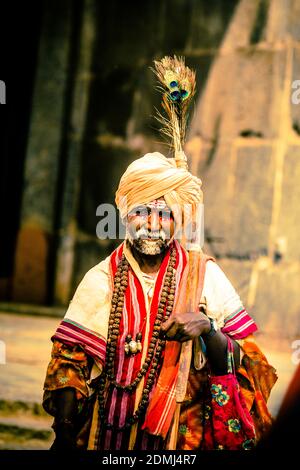 HAMP, INDE - 11 novembre 2014 : les rues animées et les temples anciens de Hampi Karnataka, les gens colorés, la culture et la nature. Wanderlust Inde. Banque D'Images