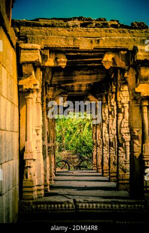 HAMP, INDE - 11 novembre 2014 : les rues animées et les temples anciens de Hampi Karnataka, les gens colorés, la culture et la nature. Wanderlust Inde. Banque D'Images