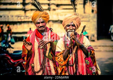 HAMP, INDE - 11 novembre 2014 : les rues animées et les temples anciens de Hampi Karnataka, les gens colorés, la culture et la nature. Wanderlust Inde. Banque D'Images