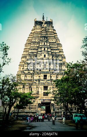 HAMP, INDE - 11 novembre 2014 : les rues animées et les temples anciens de Hampi Karnataka, les gens colorés, la culture et la nature. Wanderlust Inde. Banque D'Images