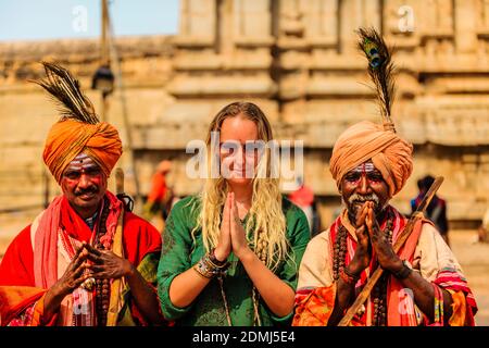 HAMP, INDE - 11 novembre 2014 : les rues animées et les temples anciens de Hampi Karnataka, les gens colorés, la culture et la nature. Wanderlust Inde. Banque D'Images