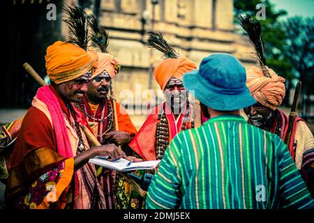 HAMP, INDE - 11 novembre 2014 : les rues animées et les temples anciens de Hampi Karnataka, les gens colorés, la culture et la nature. Wanderlust Inde. Banque D'Images