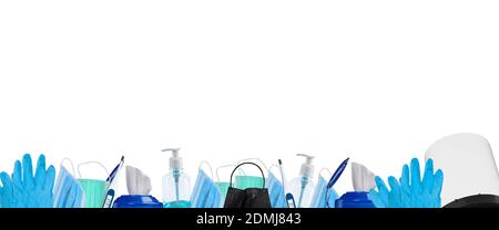 Équipement de prévention Corona Covid 19, désinfectant pour les mains, lingettes désinfectantes, gants, masque N95, écran facial. Vue de dessus bordure latérale sur fond bleu avec Banque D'Images