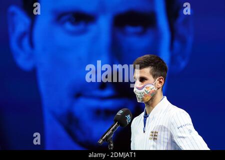 Voici la sélection de photos de l’année par l’agence de presse de l’AP. Numéro un mondial Novak Djokovic est un masque de visage après la victoire sur Diego Schwartzman aux finales ATP de Londres. Le 17 fois champion du Grand Chelem s'est excusé plus tôt dans l'année après être devenu le dernier joueur de tennis à tester positif pour Covid-19. Grigor Dimitrov, Borna Coric et Viktor Troicki ont chacun révélé qu'ils avaient un coronavirus après avoir joué à la compétition Adria Tour de Djokovic en Serbie et en Croatie, et que l'homme de 33 ans a plus tard concédé qu'il était « trop tôt » pour organiser le tournoi. Banque D'Images