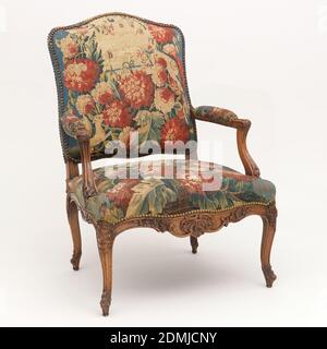 Fauteuil, bois, métal, tapisserie, Louis XV fauteuil avec dossier, siège et haut des bras tapissés de rouge à bleu Aubusson avec motif floral; tentures en métal bombé le long des bords du tissu; Décoration florale et à défilement sculpté au centre du rail de siège, genoux, pieds et bras., France, XVIIIe siècle, mobilier, Arts décoratifs, fauteuil Banque D'Images