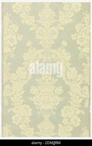 Sidewall, Zuber & Cie, Rixheim, Alsace, France, fondée en 1797, imprimé en bloc et gaufré sur du papier machine, le papier au sol aqua et mica présente un motif floral inspiré du textile imprimé dans la crème pâle et en relief. Bouquet de fleurs dans un vase encadré par une guirlande de fleurs ressemblant à une couronne avec des rubans de dentelle entrelacés dans la moitié supérieure qui sont liés dans des noeuds papillon ayant des extrémités taillés. Arrière-plan en relief avec fines côtes horizontales et pressé pour une texture de moiré., Rixheim, Alsace, France, 1875–99, revêtements muraux, flanc Banque D'Images