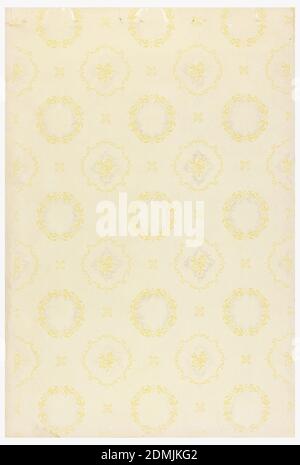 Papier de plafond, imprimé à la machine sur papier, sur sol rose clair, couronnes étalées en jaune avec des rouleaux contenant des grappes de fleurs jaunes., États-Unis, 1907–08, revêtements muraux, papier de plafond Banque D'Images