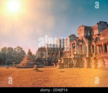Lever de soleil sur le côté est d'Angkor Wat, Cambodge Banque D'Images