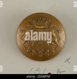 Bouton, laiton, bouton convexe avec ornement d'un bouclier avec dispositifs héraldiques, supports de lion debout sur des rouleaux de feuilles et, en haut, une couronne - dos et queue en laiton - au dos, 'Carette et Philipponnat Paris.', sur la carte H, France, 19e siècle, costume et accessoires, Arts décoratifs, bouton Banque D'Images