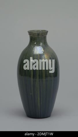 Vase, Mary Chase Perry, poterie Pewabic, faïence émaillée, corps en argile Buff, jeté. Corps ovoïde avec col incurvé et rebord moulé ; pas de pied. Glaçure bleu-vert épaisse sur toute la surface avec striations de jaune-vert. Or et violet lustre iridesence à l'épaule et au cou. Intérieur vitré. Légèrement claquant à glacer. Glacer très épais sur fond., Detroit, Michigan, États-Unis, 1909–15, céramique, Arts décoratifs, vase Banque D'Images