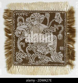 Retinue de Flora : coquelicot, Walter Crane, (anglais, 1845–1915), John Wilson & Sons, (Angleterre, 1778–1816), Moyen : chaîne de lin, trame de soie technique : 4&1 damassé de satin, petit méli carré, bordé de tous les côtés, avec une chaîne de lin ivoire et un vert olive. Figure d'une femme vêtue d'un coquelicot et assise sur la tige d'un grand coquelicot, avec le mot COQUELICOT dans le coin supérieur gauche, tous apparaissant en ivoire sur un olivier. Un ensemble de six, les napperons auraient été utilisés sur la table dans le cadre d'un service de dessert., Grande-Bretagne, ca. 1891, textiles tissés, Doily Banque D'Images