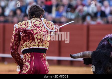 Bullfighter Manuel Escribano performs the "suerte de espada" during a bullfight of the "Feria de Abril" celebrated at Real Maestranza de Sevilla bullring on april 26, 2015 in Seville, Spain Banque D'Images