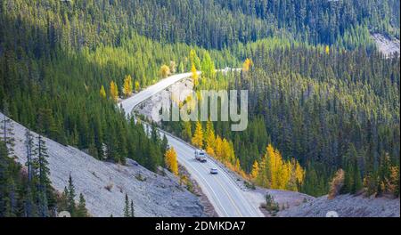 La promenade Icefields est une route de montagne de 230 kilomètres qui traverse le cœur des parcs nationaux Banff et Jasper, en Alberta, au Canada. Banque D'Images