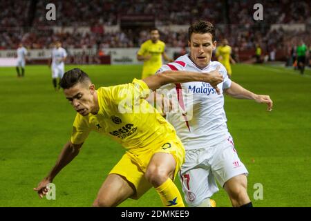 Gameiro (R ), joueur du FC Sevilla, et Gabriel (L ), joueur de Villarreal, se battent pour une balle pendant le match de la Liga BBVA entre le FC Sevilla et Villarreal au stade Ramon Sanchez Pizjuan, le 26 octobre 2014 à Séville, Espagne Banque D'Images