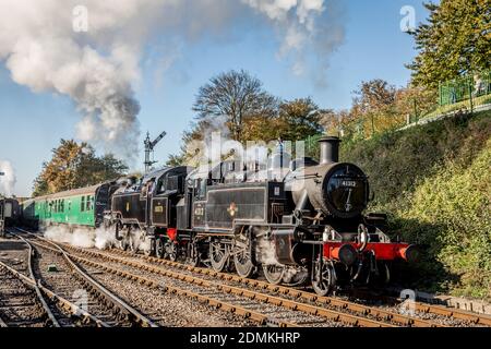 BR '2MT' 2-6-2T No. 41312 et BR '4MT' 2-6-4T No. 80078 quittent Robley sur le chemin de fer Mid-Hants lors de leur Gala à vapeur d'automne Banque D'Images