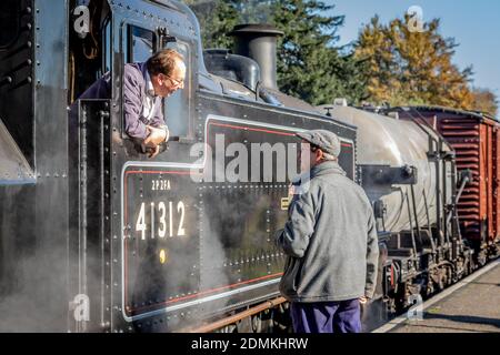 BR '2MT' 2-6-2T No 41312 attend à Robley sur le chemin de fer Mid-Hants lors de leur Gala à vapeur d'automne Banque D'Images