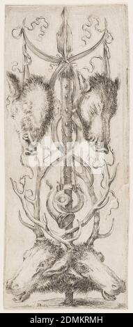 Ornamenti o Grottesche (ornement grotesque), Stefano della Bella, Italien, 1610–1664, Etching sur papier couché, rectangle vertical montrant un dessin symétrique sur le thème de la chasse. Deux têtes de planche pendent d'une lance verticale. Ci-dessous, une corne de chasse et deux têtes de cerf., Italie, ca. 1653, ornement, Imprimer Banque D'Images