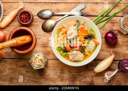 Soupe délicieuse avec poulet, potiron et brocoli. Cuisine asiatique. Banque D'Images