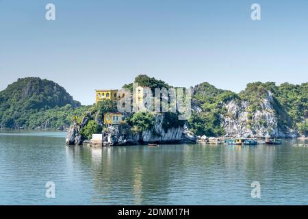 Une ancienne villa construite par le colonial français il y a 100 ans sur la montagne à Cat Hai, Cat Ba, province de Quang Ninh, Vietnam Banque D'Images