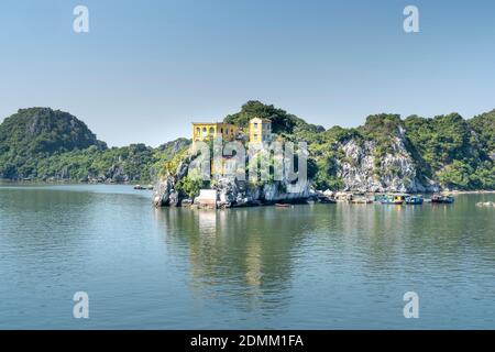 Une ancienne villa construite par le colonial français il y a 100 ans sur la montagne à Cat Hai, Cat Ba, province de Quang Ninh, Vietnam Banque D'Images