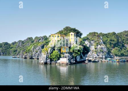 Une ancienne villa construite par le colonial français il y a 100 ans sur la montagne à Cat Hai, Cat Ba, province de Quang Ninh, Vietnam Banque D'Images