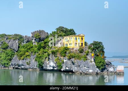 Une ancienne villa construite par le colonial français il y a 100 ans sur la montagne à Cat Hai, Cat Ba, province de Quang Ninh, Vietnam Banque D'Images