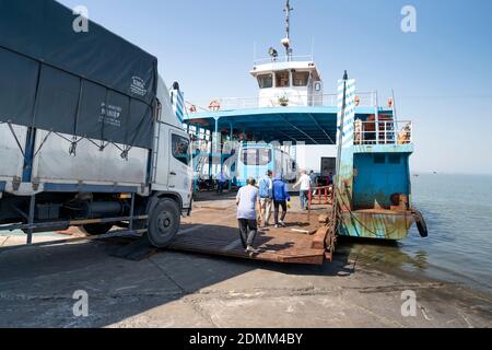 Ferry Dinh vu, Hai Phong City, Vietnam - 13 novembre 2020 : les touristes prennent le ferry Dinh vu, à l'île Cat Ba, Hai Phong City, Vietnam Banque D'Images