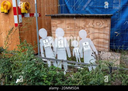 Mémorial pour les victimes tuées dans un accident de voiture à côté du chantier de la CNR invaldenstrasse & Ackerstrasse, Mitte, Berlin, Allemagne Banque D'Images