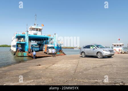 Ferry Dinh vu, Hai Phong City, Vietnam - 13 novembre 2020 : les touristes prennent le ferry Dinh vu, à l'île Cat Ba, Hai Phong City, Vietnam Banque D'Images