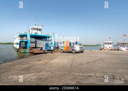 Ferry Dinh vu, Hai Phong City, Vietnam - 13 novembre 2020 : les touristes prennent le ferry Dinh vu, à l'île Cat Ba, Hai Phong City, Vietnam Banque D'Images