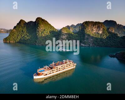 LAN Ha Bay, province de Quang Ninh, Vietnam - 12 novembre 2020 : découvrez le luxueux bateau de croisière cinq étoiles Heritage Cruise sur LAN Ha Bay, province de Quang Ninh, Banque D'Images