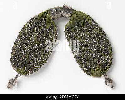 Porte-monnaie de miser, Moyen: Soie, acier technique: Soie vert jaunâtre crochetée, crochetée fortement ornée de perles d'acier coupées dans divers motifs de diamants. Deux anneaux en acier à facettes contrôlent la fermeture latérale ; gouttes d'acier à chaque extrémité. France, XVIIIe siècle, costume et accessoires, porte-monnaie Miser Banque D'Images