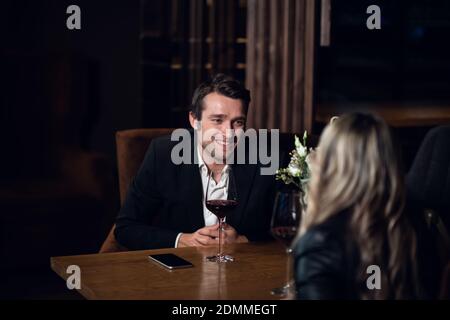 un gars et une fille sont arrivés à une première date dans un restaurant, assis à la table. Banque D'Images