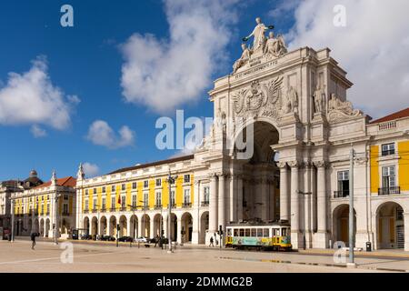 Lisbonne, Portugal - 15 décembre 2020 : tramway jaune historique dans le centre de Lisbonne, à la porte de la Rua Augusta et sur la place commerciale Banque D'Images