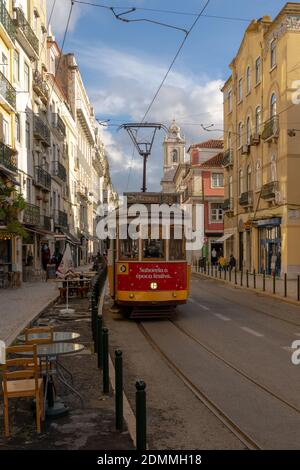 Lisbonne, Portugal - 15 décembre 2020 : vue sur le tramway historique numéro 25 dans le centre de Lisbonne Banque D'Images