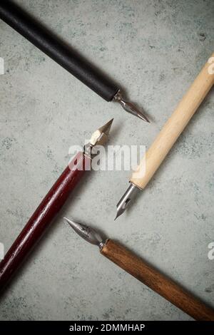 Plumes de plume pour calligraphie sur une table. Banque D'Images
