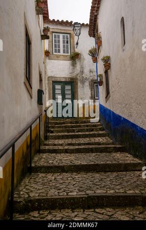 Obidos, Portugal - 13 décembre 2020 : les maisons pittoresques et les rues étroites d'Obidos, au Portugal Banque D'Images