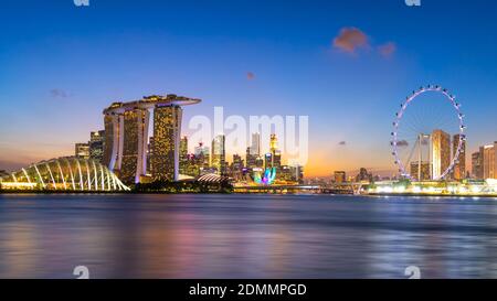 Vue panoramique du centre-ville d'affaires de l'immeuble pendant le crépuscule du temps à Singapour. Banque D'Images