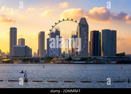 Vue sur la ville du bâtiment du centre-ville pendant le coucher du soleil à Singapour. Banque D'Images