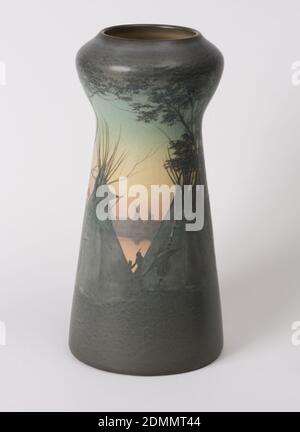 Vase, Rookwood Pottery, cuisine américaine, 1880 - 1967, grès glacé, corps en argile blanche, jeté. Corps cylindrique, effilé vers le haut, cintré sous l'épaule bulbeuse, col tronqué ; pas de pied. Décoré dans une silhouette autour du corps avec scène de campement indien le long de la rive de la rivière. Conception de deux teepes parmi les arbres en premier plan avec des figures d'Indiens faisant diverses activités--la cueillette du bois et des brindilles, la cuisine, etc. À travers la rivière plus teepes. Le tiers inférieur du corps marbré vert foncé et marron. Ciel inférieur et rivière subtilement ombré orange en jaune pâle, ciel supérieur ombré en bleu-vert. Figures, teepes Banque D'Images