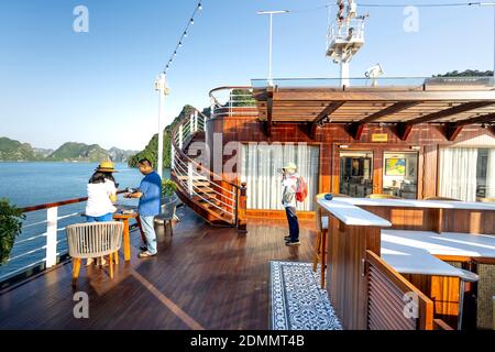 Croisière Heritage 5 étoiles sur LAN Ha Bay, province de Quang Ninh, Vietnam - 12 novembre 2020 : touristes sur le pont croisière Heritage 5 étoiles sur LAN Ha Bay, Quang N Banque D'Images