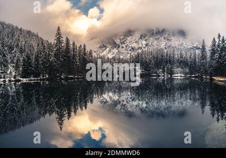 Paysage spectaculaire de lac en forêt près des montagnes pendant l'hiver. Banque D'Images