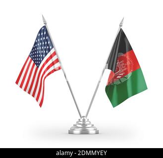 Les drapeaux de table de l'Afghanistan et des États-Unis sont isolés en 3D blanc rendu Banque D'Images