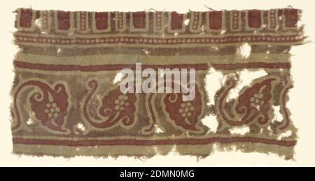 Fragment, Moyen: Coton technique: Résistant-imprimé sur le tissage Uni, coton non blanchi, motif de bordure en rouge et brun terne (éventuellement violet délavé). Motif détaché : feuille pointue avec tige activement courbée alternant avec feuille en position inversée, interstices en marron. Au-dessus et en dessous, bandes unies de rouge : en haut, motif oblongs incomplet avec détails perlés. Inde, XIIe-XIIIe siècle, textiles imprimés, teints et peints, fragments Banque D'Images