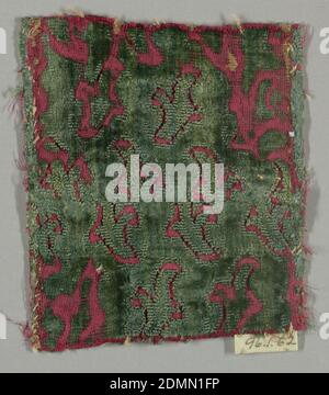 Fragment, Medium: Silk technique: Raised cut un tas non coupé dans une fondation en satin 4&1 (velours), Green défilement formes en coupe et non coupé velours sur un fond en satin rouge., XVIIe siècle, textiles tissés, fragment Banque D'Images