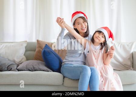 La fille asiatique de mère aime célébrer Noël et le nouvel an Fête à la maison en décembre Banque D'Images