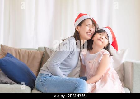 La fille asiatique de mère aime célébrer Noël et le nouvel an Fête à la maison en décembre Banque D'Images