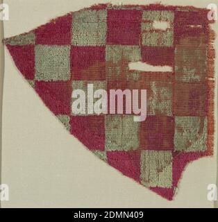 Fragment, Moyen: Soie technique: Coupe supplémentaire de la chaîne pile (velours) dans une fondation à armure toile, fragment dans un motif de damier de carrés rouges et verts décolorés., Espagne, 10ème–11ème siècle, textiles tissés, fragment Banque D'Images