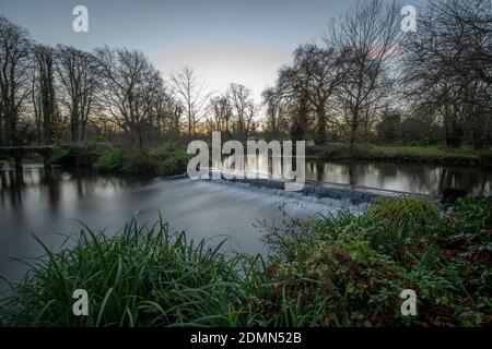 Merton, Londres, Royaume-Uni. 17 décembre 2020. Ciel clair et températures douces à l'aube dans le sud-ouest de Londres, seulement 8 jours avant le jour de Noël, avec la rivière Wandle traversant un déversoir dans le parc de Morden Hall. Crédit : Malcolm Park/Alay Live News. Banque D'Images